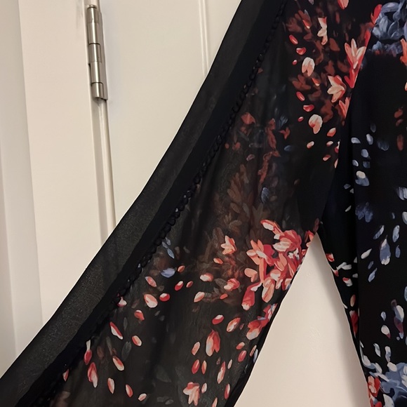 Floral White House Black Market chiffon dress. Size 8 - Picture 2 of 4